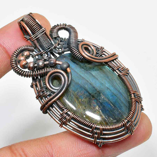Elara’s Gleam – Labradorite Copper Pendant