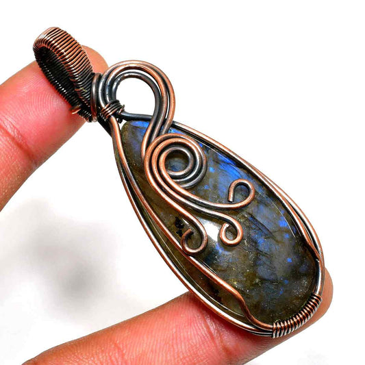 Luna’s Embrace – Copper-Wire Labradorite Pendant