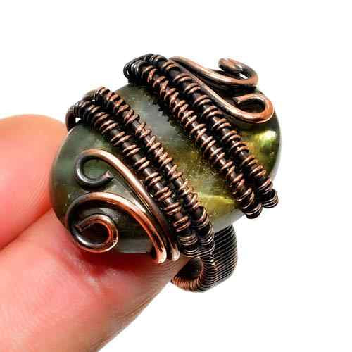 Aurora’s Gleam – Labradorite Copper Ring