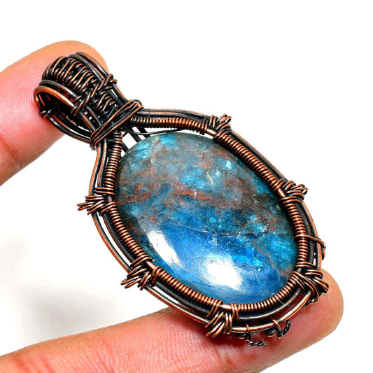 Selene’s Glow – Labradorite Copper Pendant