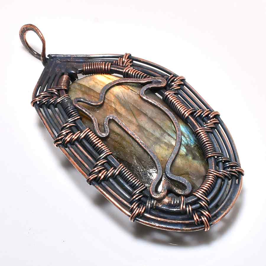 Starlight’s Gaze – Labradorite Copper Pendant
