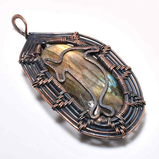 Starlight’s Gaze – Labradorite Copper Pendant