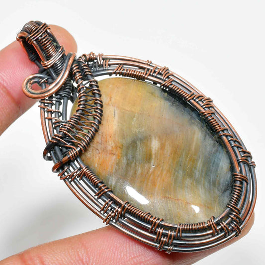 Selene’s Shimmer – Labradorite Copper Pendant