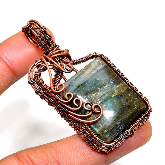 Mystic Gaze – Labradorite & Copper Pendant
