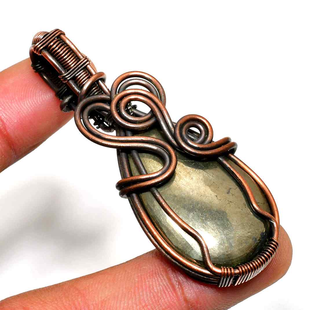 Ember’s Embrace – Labradorite Copper Pendant