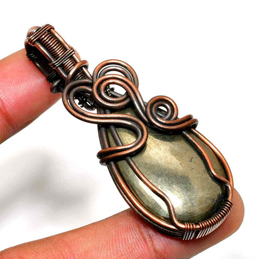 Ember’s Embrace – Labradorite Copper Pendant