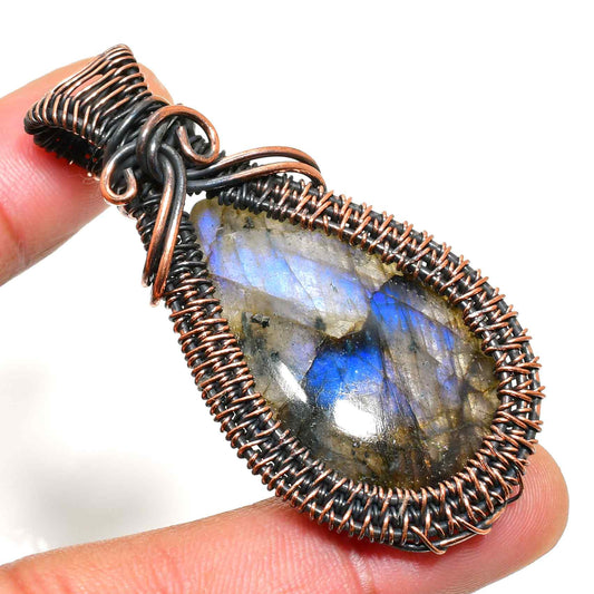 Luna’s Veil – Labradorite Copper Pendant