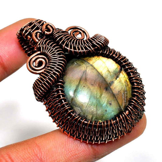 Luna’s Radiance – Labradorite Copper Pendant