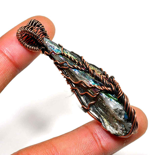 Selene’s Shard – Labradorite Copper Pendant