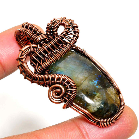 Luna’s Veil – Labradorite Copper Pendant