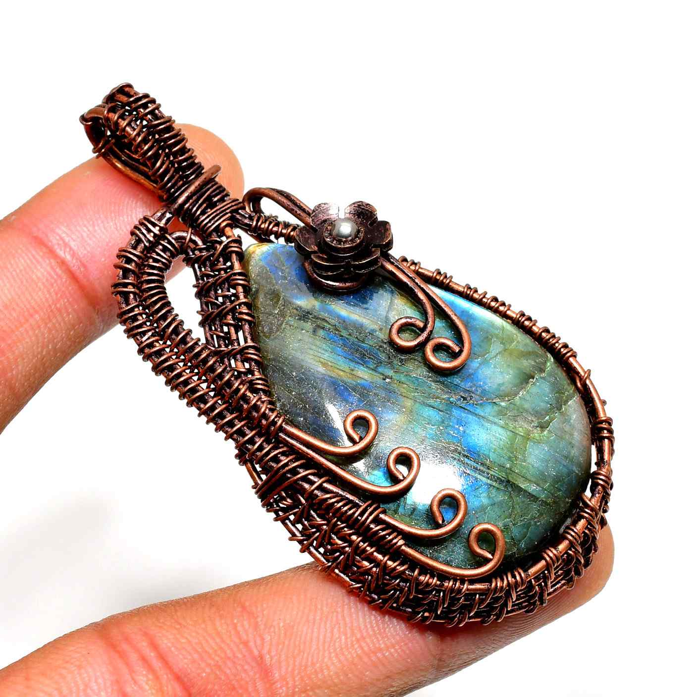 Avalyn’s Aura – Labradorite Copper Pendant