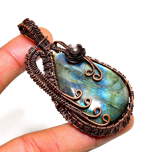 Avalyn’s Aura – Labradorite Copper Pendant