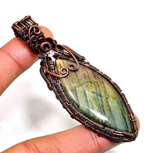 Luna’s Radiance – Labradorite Copper Pendant