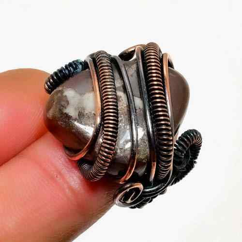 Harmonia’s Embrace – Grey Agate Copper Pendant