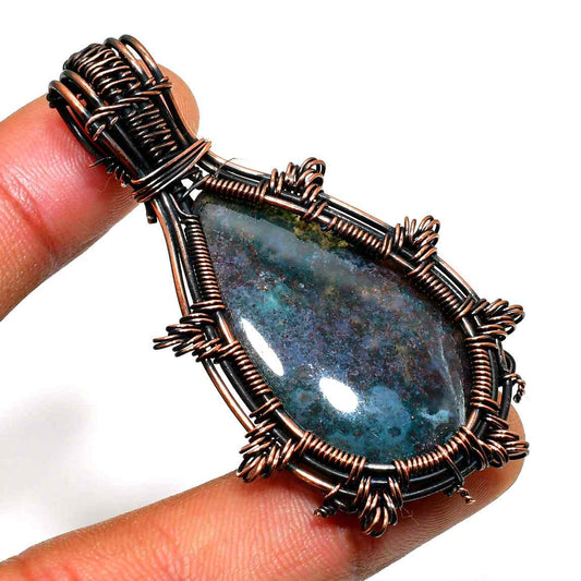 Selene’s Radiance – Labradorite Copper Pendant