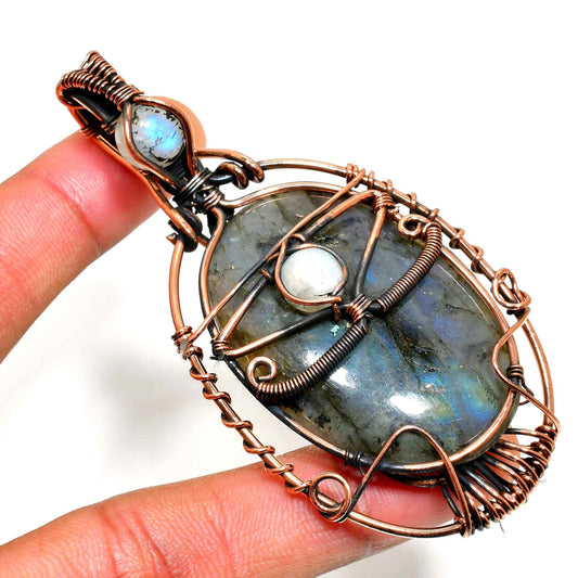 Aurora’s Embrace – Labradorite Copper Pendant