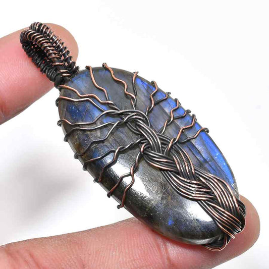 Luminous Embrace – Labradorite & Oxidized Copper Pendant