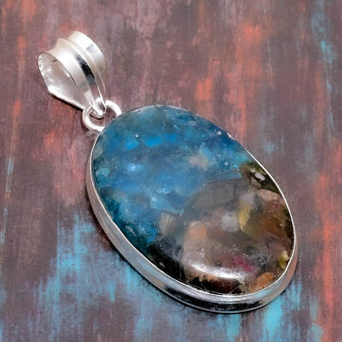 Luna’s Radiance – Silver Labradorite Pendant