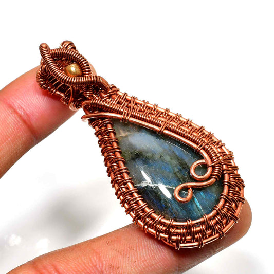 Aurelia’s Vision – Labradorite Copper Pendant