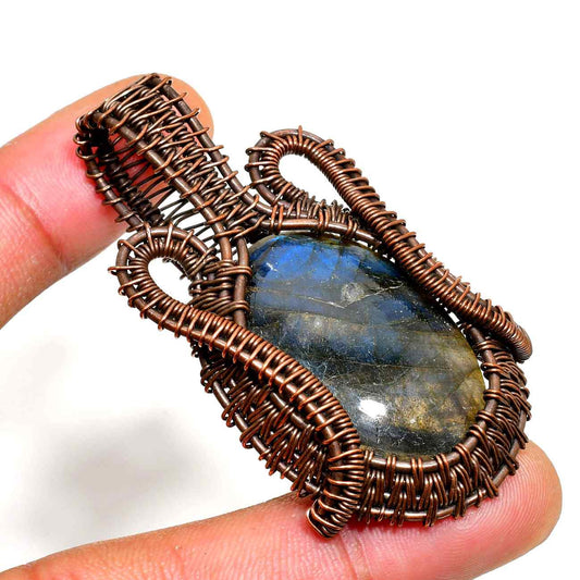 Luna’s Lure – Labradorite & Copper Pendant