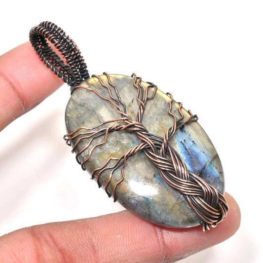 Nova’s Veil – Labradorite Copper Pendant