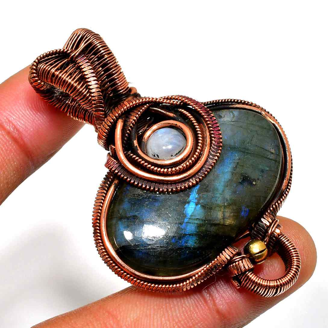 Luminous Shift – Labradorite Copper Pendant