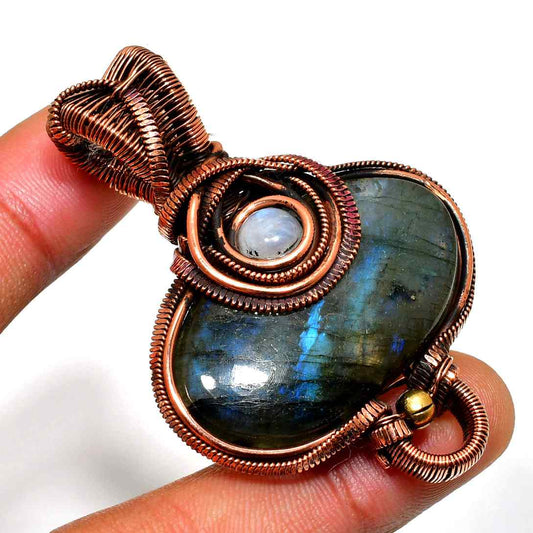 Luminous Shift – Labradorite Copper Pendant