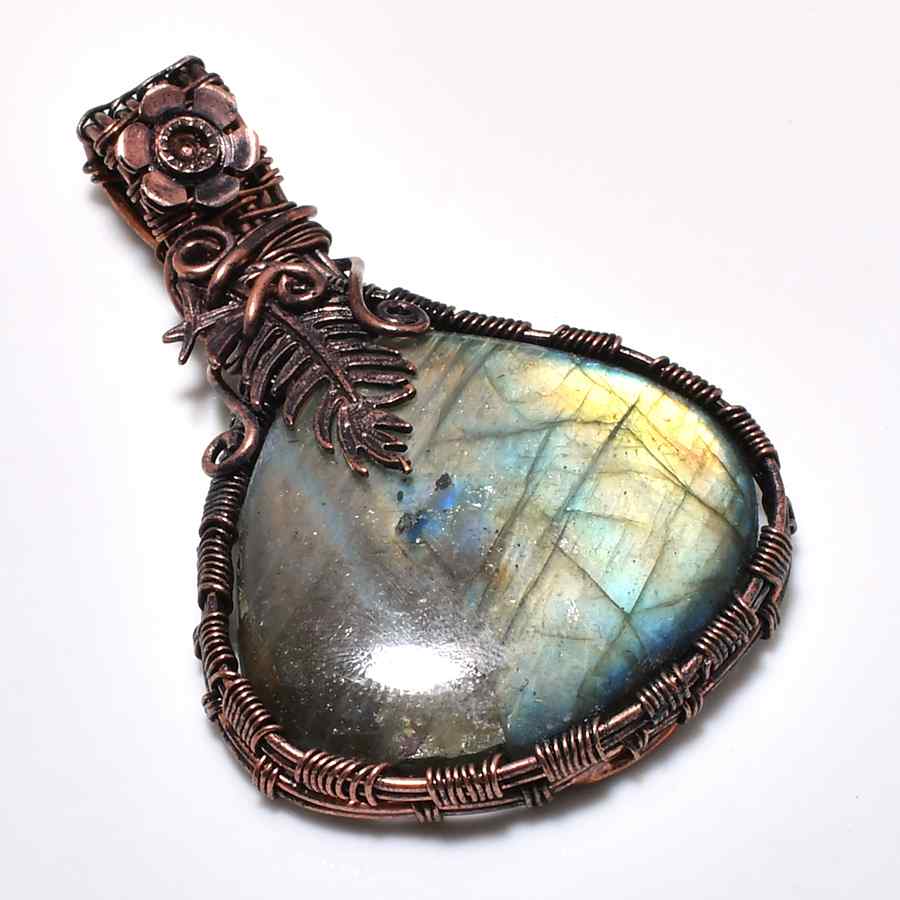 Aurora’s Embrace – Labradorite & Oxidized Copper Pendant