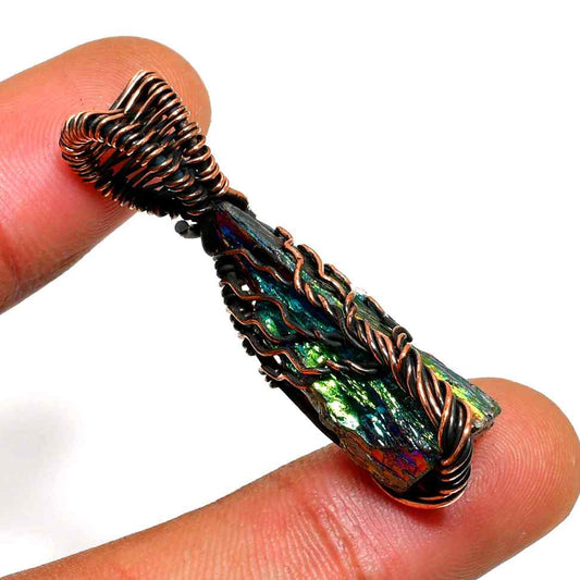 Aurora’s Veil – Labradorite Copper Pendant