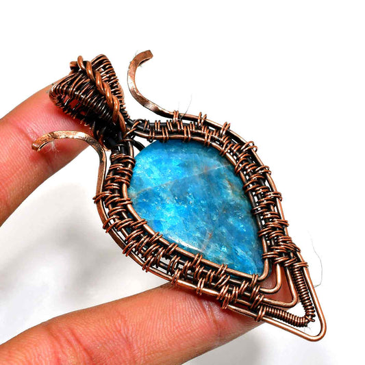 Azure Grace – Hand-Wrapped Labradorite Copper Pendant