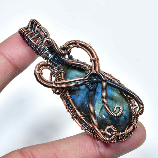 Luna’s Veil – Labradorite Copper Pendant