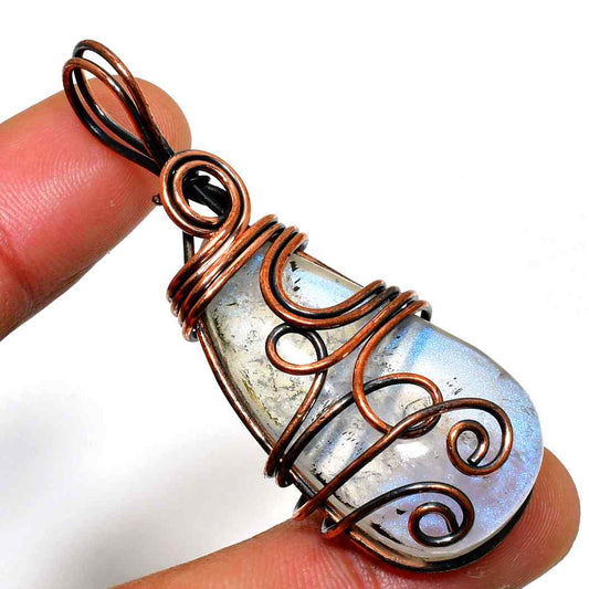 Celestial Glow – Antique Copper Labradorite Pendant