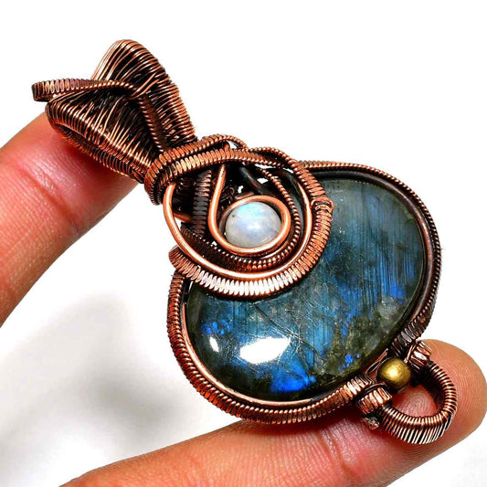 Celestial Harmony – Labradorite Copper Pendant