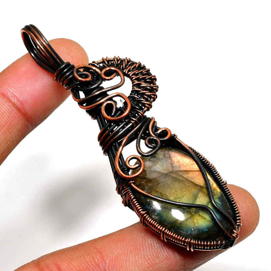 Shadow’s Embrace – Labradorite Copper Pendant