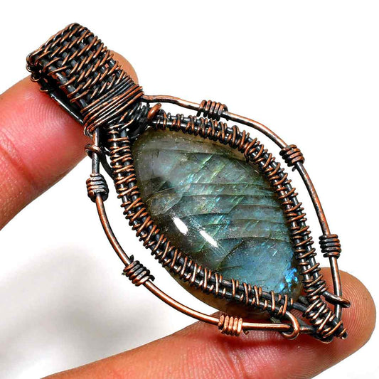 Luna’s Glow – Labradorite Copper Pendant