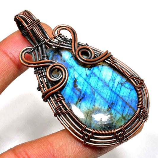 Celestial Embrace – Labradorite Copper Pendant