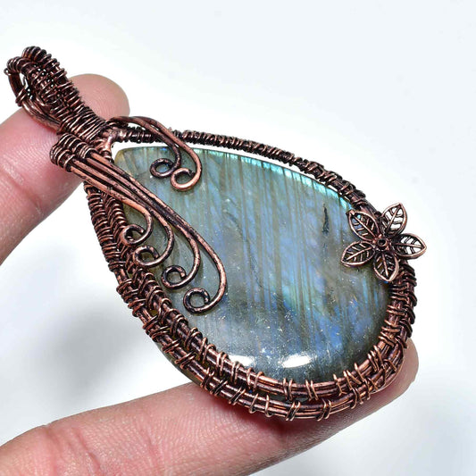 Luna’s Veil – Labradorite & Copper Pendant