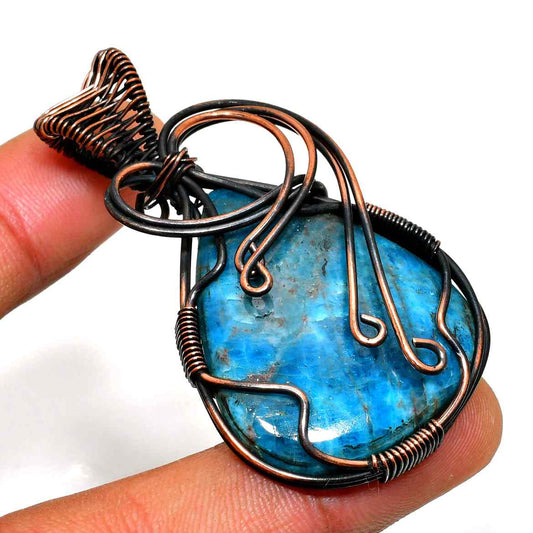 Ocean’s Embrace – Labradorite & Antique Copper Pendant