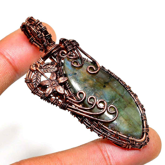 Luna’s Radiance – Labradorite Copper Pendant