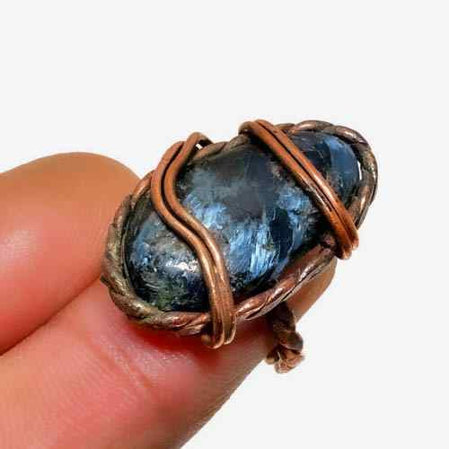 Aurora’s Gaze – Labradorite Copper Ring