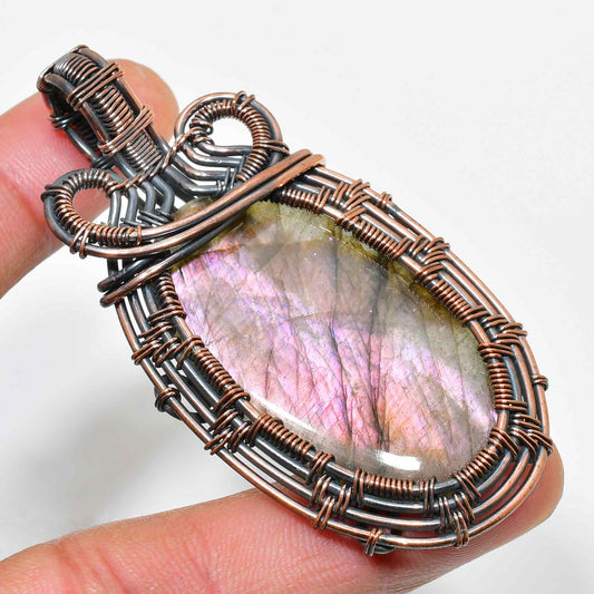 Elara’s Glow – Labradorite Copper Pendant