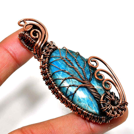 Indigo Dream – Copper-Wrapped Labradorite Pendant