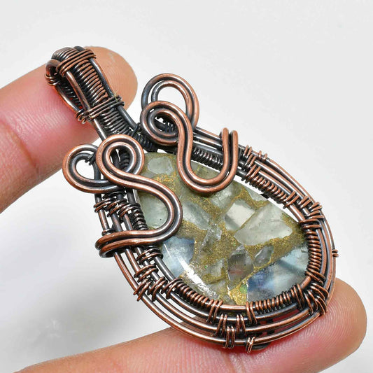 Aura’s Embrace – Labradorite & Oxidized Silver Wire Pendant