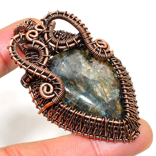 Selene’s Shimmer – Labradorite Copper Pendant