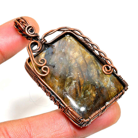 Selene’s Radiance – Labradorite Copper Pendant