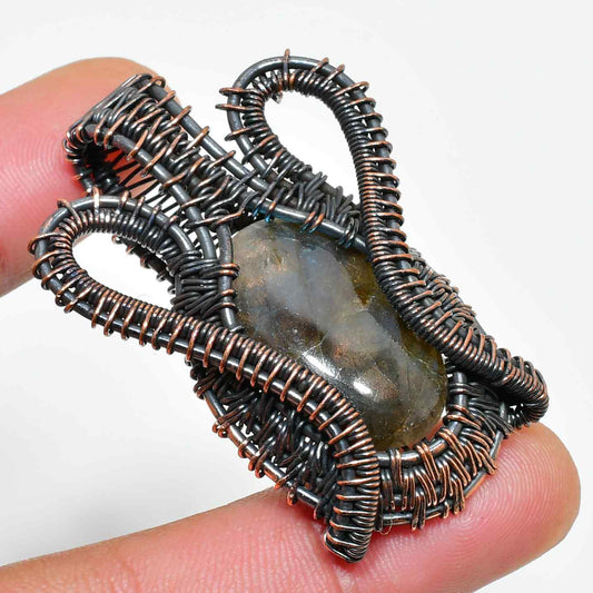 Selene’s Shimmer – Labradorite Copper Pendant