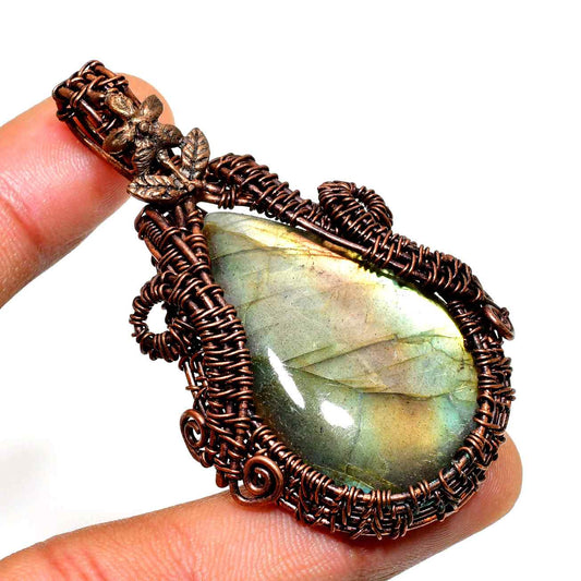 Luna’s Veil – Labradorite Copper Pendant