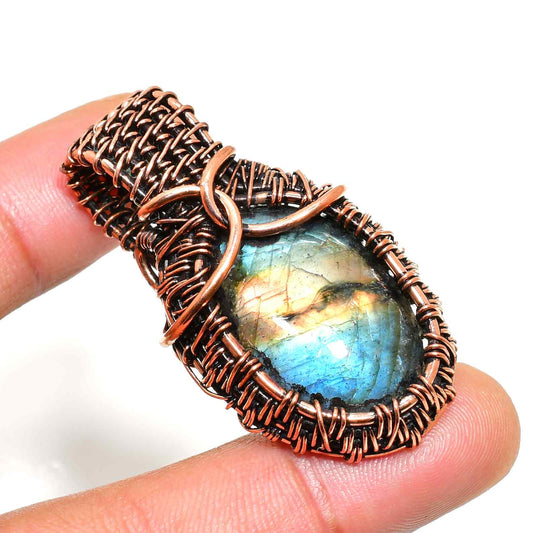 Luna’s Veil – Labradorite Copper Pendant