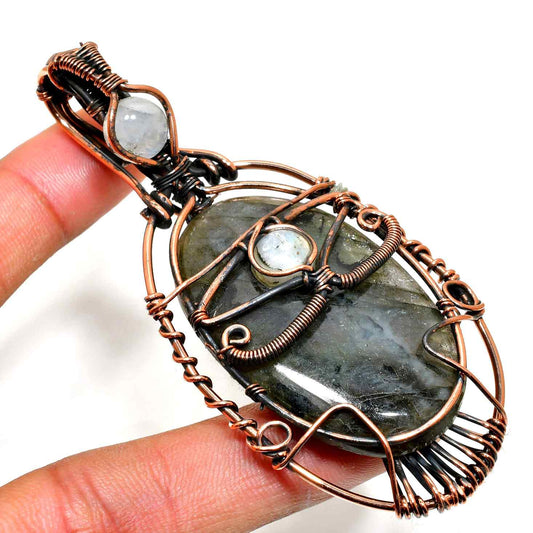 Selene’s Glow – Copper-Wrapped Labradorite Pendant