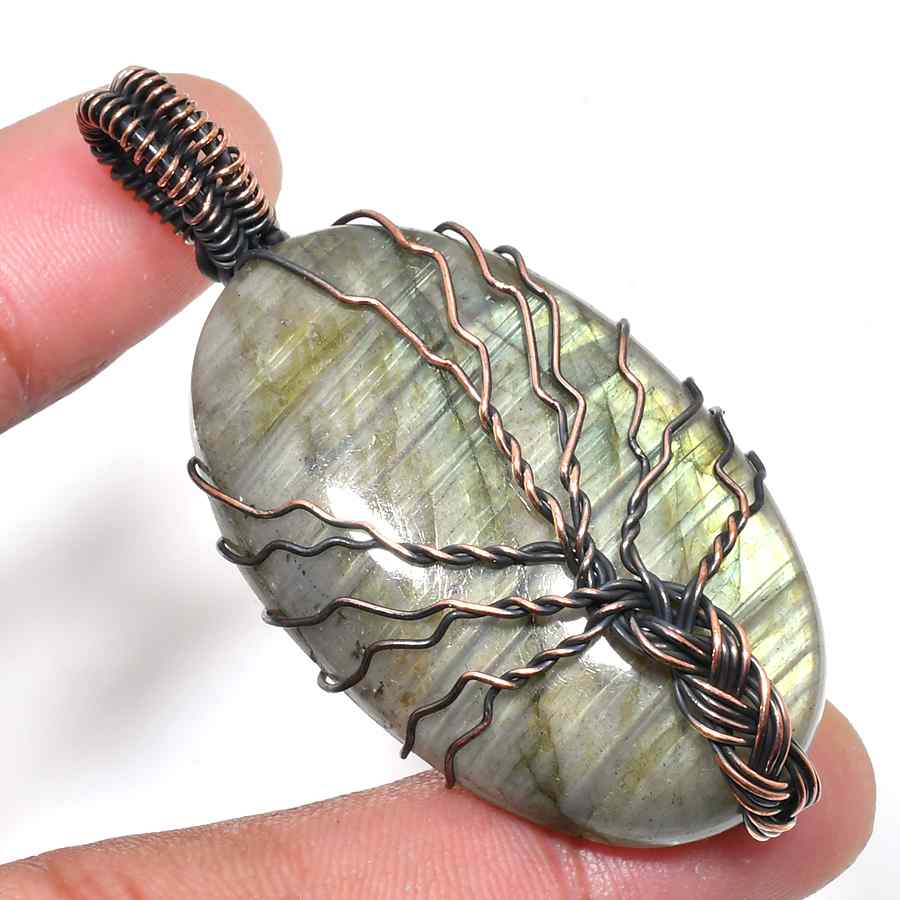 Aurora’s Gleam – Labradorite Copper Pendant
